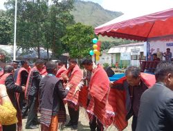 Kolaborasi Babinsa dan Bhabinkamtibas ditengah Kegiatan Masyarakat Kecamatan Harian Kabupaten Samosir