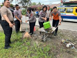 Sat Lantas Polres Simalungun Membersihkan Sampah Bersama Polri dalam Agenda Peduli Lingkungan