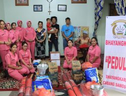Kunjungi Korban Kebakaran, Bhayangkari Cabang Samosir Berikan Tali Asih