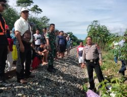 Personel Polsek Serbalawan Turun Tangan Evakuasi Korban Kecelakaan Tertabrak Kereta Api di Simalungun