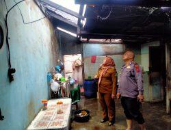 Kapolsek Serbalwan Bantu Evakuasi Korban Angin Puting Beliung Terjang Perumahan, 10 Rumah Alami Kerusakan Parah