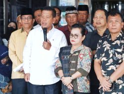 Bupati Simalungun Sampaikan Belasungkawa Kepada Almh. Hj. Sopiah Sitio Dan Menghantarkan Ke Pemakaman