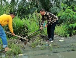 Melintasi Jalan Tergenang Air, Bupati Simalungun Buat Aliran Air