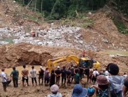 Pencarian Korban Tanah Longsor Dolog Simarsolpah Terus di Lakukan