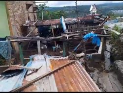 Puluhan Rumah masyarakat korban Banjir Kenegerian Sihotang rusak dan tertimbun lumpur,satu korban jiwa belum ditemukan.