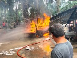 Polsek Bosar Maligas Bantu Evakuasi Korban Kebakaran Mobil yang dipicu Rokok