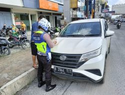 PARKIR DI ZONA LARANGAN SAT LANTAS POLRES PEMATANG SIANTAR TILANG KENDARAAN RODA EMPAT