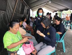 Tim Dokkes Polres Simalungun Berikan Bantuan Kesehatan bagi Korban Banjir Bandang di Humbahas