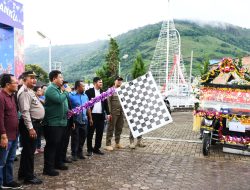 Meriahkan Suasana Natal,Gereja HKBP Bolon Gelar Karnaval Becak Motor dilepas Bupati Samosir