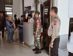 POLRES PEMATANG SIANTAR LAKSANAKAN PENGAMANAN ANGKUTAN NATAL 2023 DAN TAHUN BARU 2024 DI STASIUN KA SIANTAR EXPRES