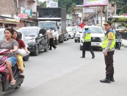 Operasi Lilin Toba-2023 Berjalan Lancar,  Polres Simalungun Jaga Kamseltibcarlantas di Pantai Bebas Parapat