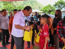 Bupati Humbahas Serahkan Bantuan Keperluan Sekolah di Desa Simangulampe Baktiraja