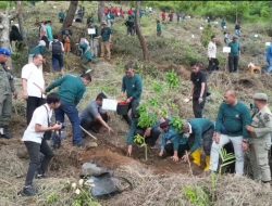 PJ Gubsu Bersama Bupati Simalungun Tanam Bibit Pohon di Kelurahan Sipolha Horisan