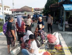 Polsek Palipi Menyapa Pedagang, Pembeli dan Penumpang Kapal Cegah Tindak Pidana.