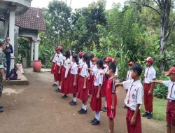 Tanamkan Disiplin Di Sekolah, Babinsa Koramil Wlingi Latih PBB Siswa-Siswi SDN Ngadirenggo 05