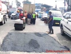 TINDAK LANJUTI HASIL RAKOR,KASAT LANTAS POLRES PEMATANGSIANTAR LAKSANAKAN PENGAMANAN PENAMBALAN JALAN BERLUBANG