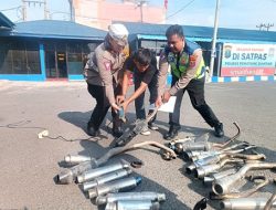 KASAT LANTAS POLRES PEMATANGSIANTAR MUSNAHKAN 30 KNALPOT BRONG TIDAK SESUAI SPESIFIKASI