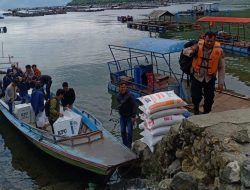 Personel Polres Simalungun Berjuang Mengamankan Logistik Pemilu 2024 Melintasi Danau Toba