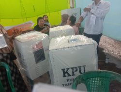 Walaupun Di Guyur Hujan Deras Pencoblosan Berjalan Lancar Masyarakat Membantu Untuk  Menutupi Kotak Suara Agar Tidak Terkena Hujan.