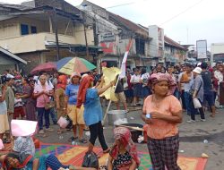 Ratusan Emak-Emak Demo Mapolsek Pancurbatu, Buntut Warga Ditangkap Mendadak