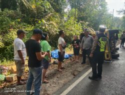Sat Lantas Polres Simalungun Bantu Evakuasi Korban Kecelakaan Tunggal Bus PT. Lalupa Karona di Jalur Lintas Parapat