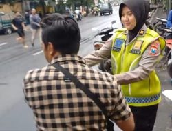 Polres Tanjung Perak Bagi Takjil dan Himbau Tertib Lalu Lintas