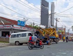 Rem Blong, Truk Tronton di Pematang Siantar Tabrak Mobil Angkot dan Sepeda Motor Satu Orang Luka Berat.