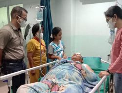 Tim Dokkes Polres Simalungun Gelar Kunjungan dan Pengecekan Kesehatan Aiptu H.R. Sianipar Pasca Kecelakaan Lalu Lintas