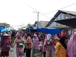 PASAR TRADISIONAL SRIMULYO,BELITANG MULYA DI PADATI PARA  PENGUNJUNG UNTUK BELANJA KEPERLUAN LEBARAN.