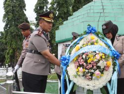 Kompak Polres Simalungun Gelar Tabur Bunga di Taman Makam Pahlawan Pematang Siantar dalam Rangka Hari Bhayangkara Ke-78