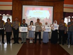 HUT Ke-78 Bhayangkara, Kapolres Pematangsiantar Serahkan Kepada 4 Pelajar Berprestasi