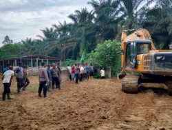 PTPN IV Regional I Kebun Bangun Gali Kembali Parit yang Sempat Ditimbun Warga