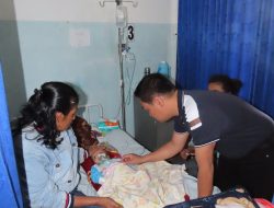 Wakil Bupati Humbahas Dr Oloan Paniaran Nababan Jenguk Pasien di RSUD Doloksanggul