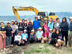 “Jaga Keindahan Danau Toba” Pemdes Lumban Suhi Bergotong Royong Bersihkan Eceng Gondok di Tepi Danau.