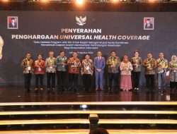 JKN Meningkat mencapai 99,35%, Pemkab Samosir Raih Kembali Penghargaan UHC 2024