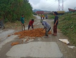 Organisasi Kepemudaan  Sijamapolang Perbaiki Jalan Rusak