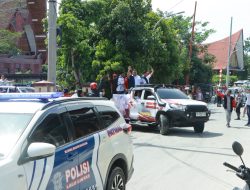 Ratusan Kendaraan dan Ribuan Simpatisan Calon Kepala Daerah Kab.Samosir Freddy Situmorang dan Andreas Simbolon Dikawal Ketat oleh Polres Samosir