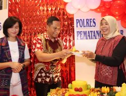 Syukuran Hari Jadi Polwan Ke-76 Tahun 2024, Kapolres Pematangsiantar Berikan Tumpeng Kepada Polwan  Termuda Dan Tertua