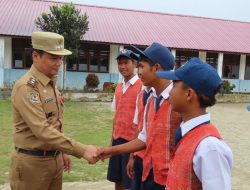 Wakil Bupati  Humbahas Pembina Upacara di SMP Negeri 2 Sijamapolang