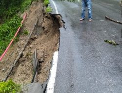 Akibat Hujan Deras Jalan Longsor Di Simanindo Kabupaten Samosir.