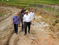 Bupati Humbahas Tinjau Pembangunan Jalan di Pakkat