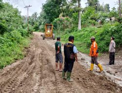 Polsek Raya Kahean Bersama Warga Gotong Royong Perbaiki Jalan di Kaki Gunung Simarsolpah