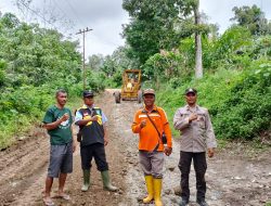 Polsek Raya Kahean Bersama Warga Gotong Royong Perbaiki Jalan di Kaki Gunung Simarsolpah