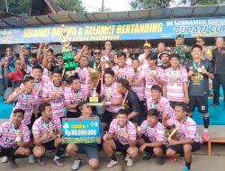 Bupati Samosir Serahkan Piala Bergilir Kepada Rem Gas FC Juara Turnamen Sepak Bola Bupati Cup Samosir 2024,