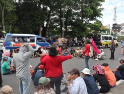 Aksi Humanis, Saat Pengamanan Demo Polwan Pematangsiantar Bantu Seberangkan Lansia