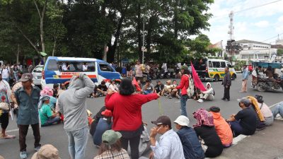 Aksi Humanis, Saat Pengamanan Demo Polwan Pematangsiantar Bantu Seberangkan Lansia