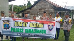 Polsek Tanah Jawa Gelar Jumat Berkah, Kapolsek Asmon Bufitra dan Jajaran Bagikan Sembako di Nagori Raja Maligas