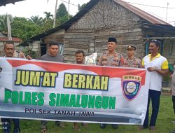 Polsek Tanah Jawa Gelar Jumat Berkah, Kapolsek Asmon Bufitra dan Jajaran Bagikan Sembako di Nagori Raja Maligas