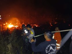 Polsek Parapat Berjibaku Memadamkan Api, Kebakaran Hanguskan 17 Pondok di Tepi Danau Toba, Kerugian Ditaksir Rp100 Juta