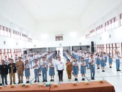 Pemerintah Kabupaten Simalungun Bagikan E-KTP Pemula melalui Disdukcapil Simalungun untuk Siswa SMA